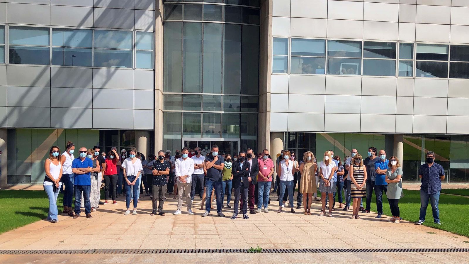 Concentració de la plantilla d'À Punt en rebuig per l'assassinat masclista de la Vila Joiosa