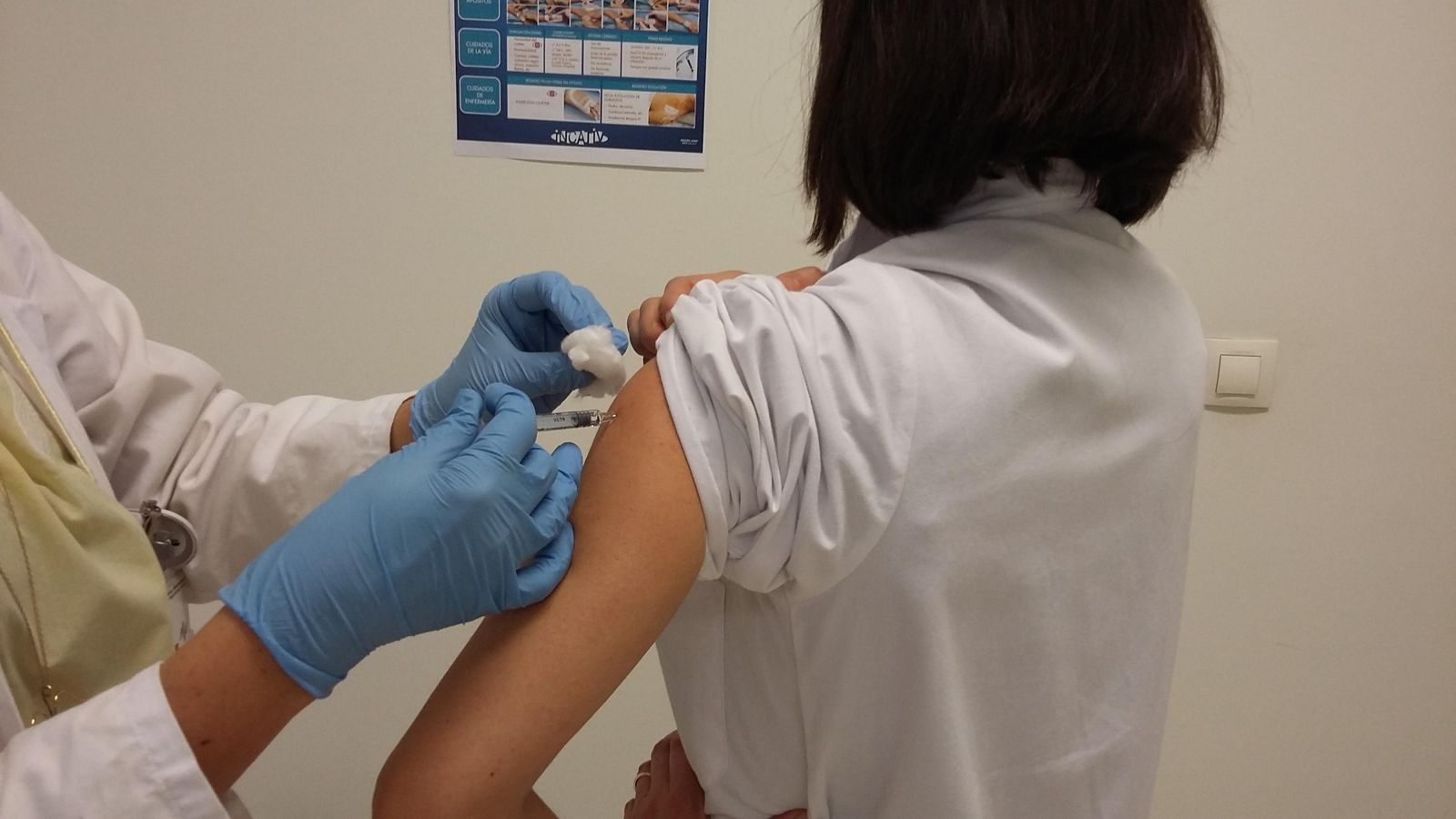 Una jove s'administra una vacuna contra el virus del papil·loma humà
