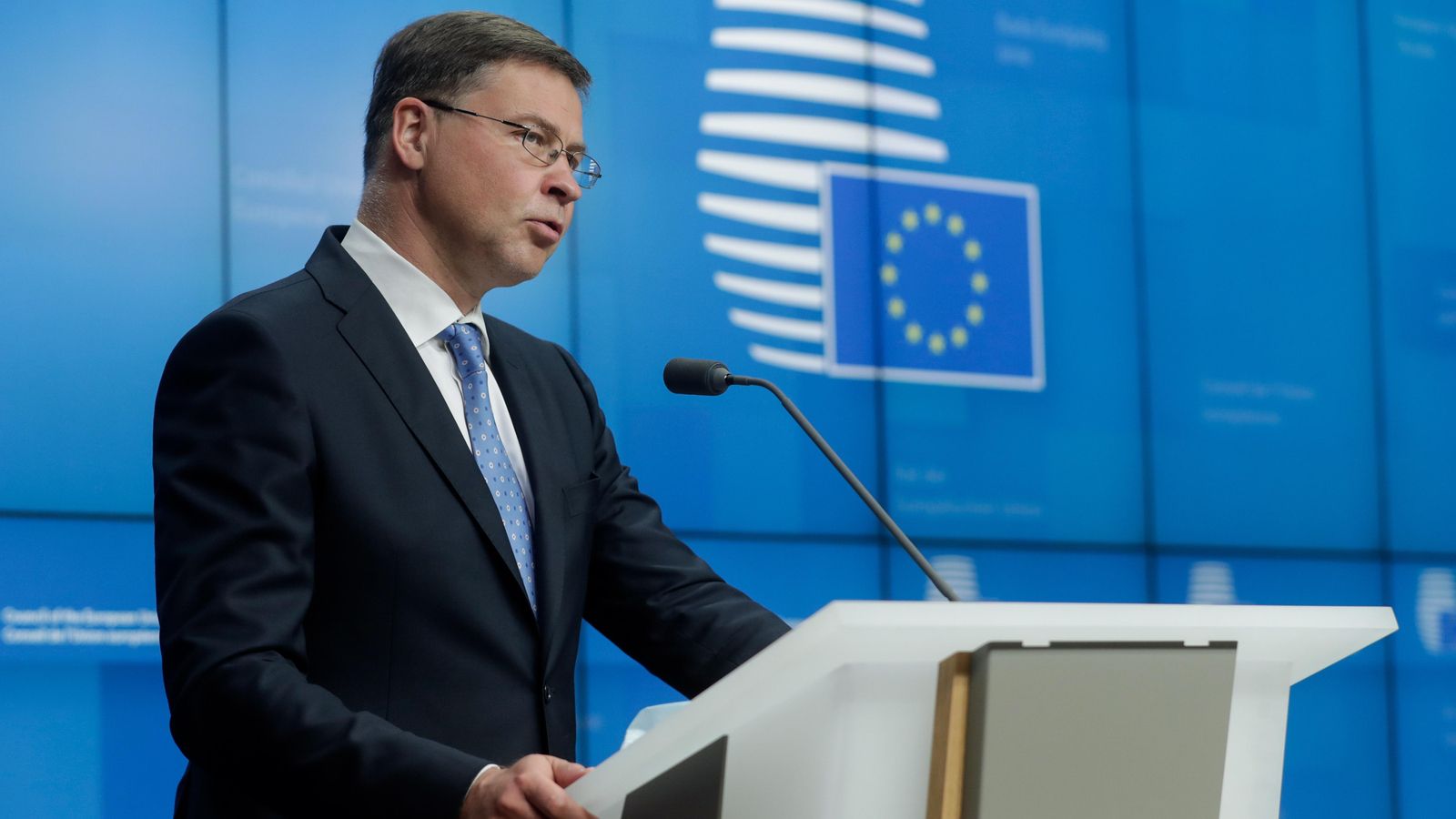 El vicepresident de la Comissió Europea, Valdis Dombrovskis, durant la roda de premsa després de la reunió dels ministres d'Economia i Finances de la UE (Ecofin)