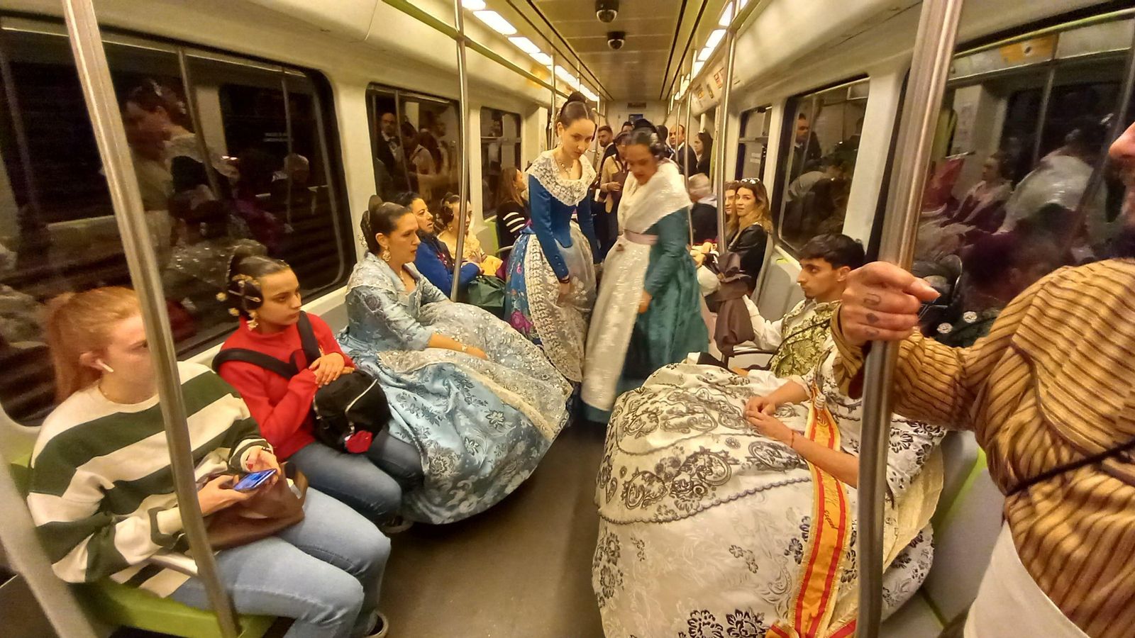 Renfe i Metrovalència reforcen serveis en les hores centrals del cap de setmana per a facilitar l'accés a les mascletaes