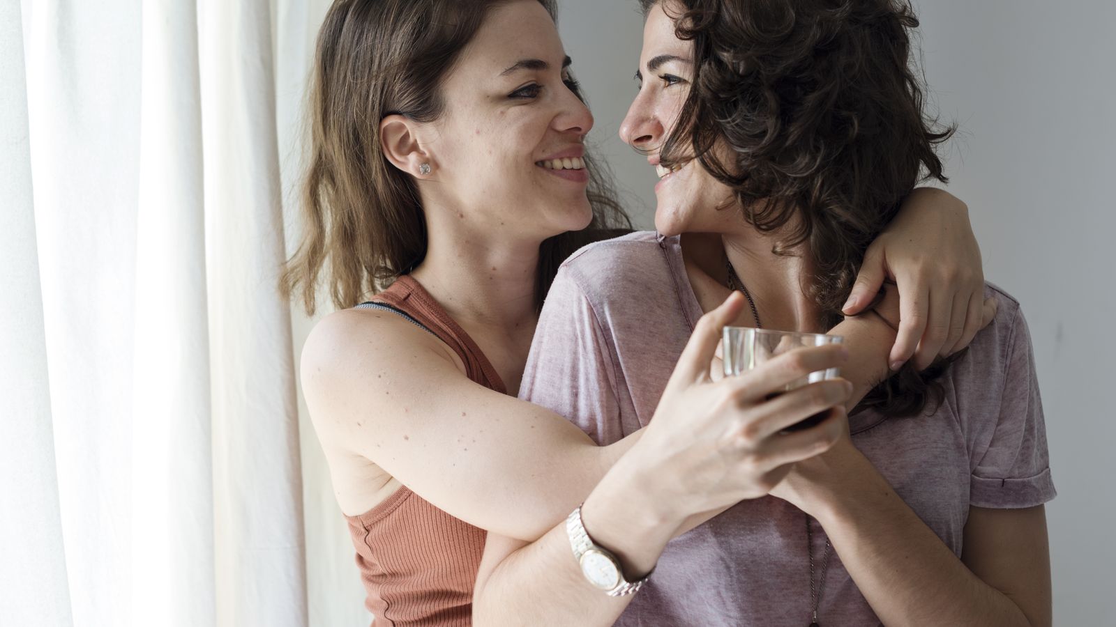 Una parella de lesbianes abraçant-se