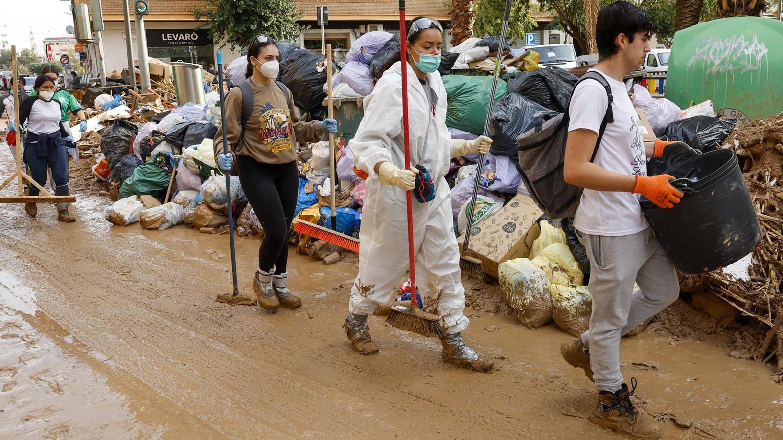 Un grup de voluntaris participa en les tasques de neteja dels carrers de Catarroja (Horta Sud)