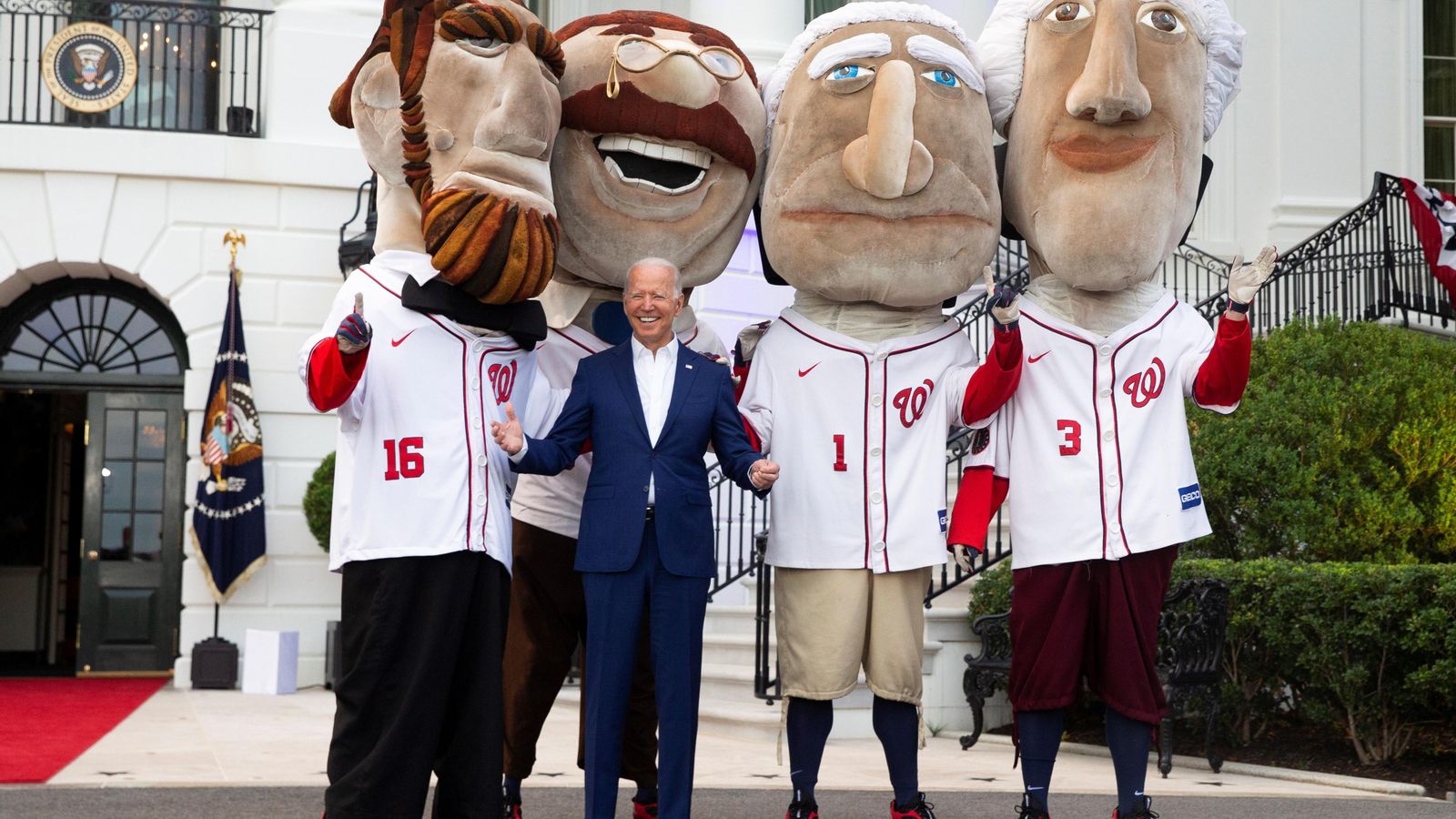 Biden posa amb persones vestides com a expresidents estatunidencs amb uniformes de beisbol, a la Casa Blanca, Washington, durant una celebració del Dia de la Independència