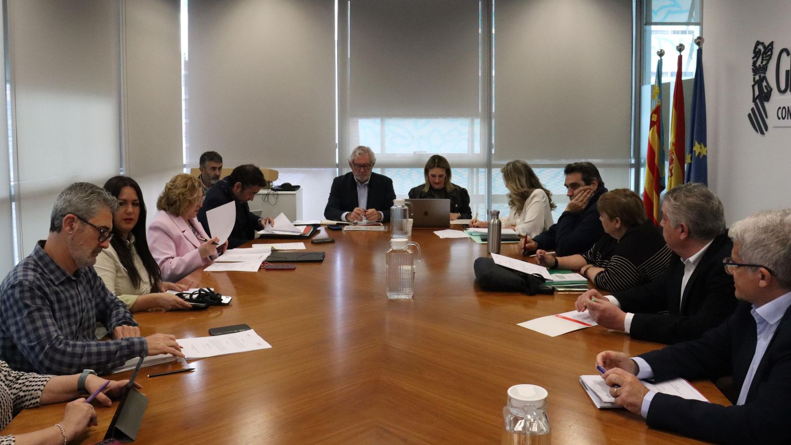 La consellera d'Innovació, Indústria, Comerç i Turisme Núria Montes (centre), durant la reunió amb els sindicats