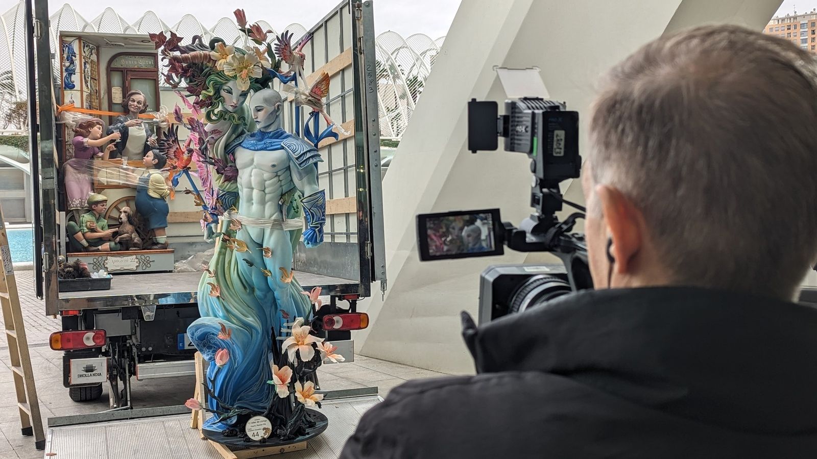 Alguns dels primers ninots que aguardaven a les portes del Museu de les Ciències, aquest dilluns al matí, per a integrar-se en l'Exposició