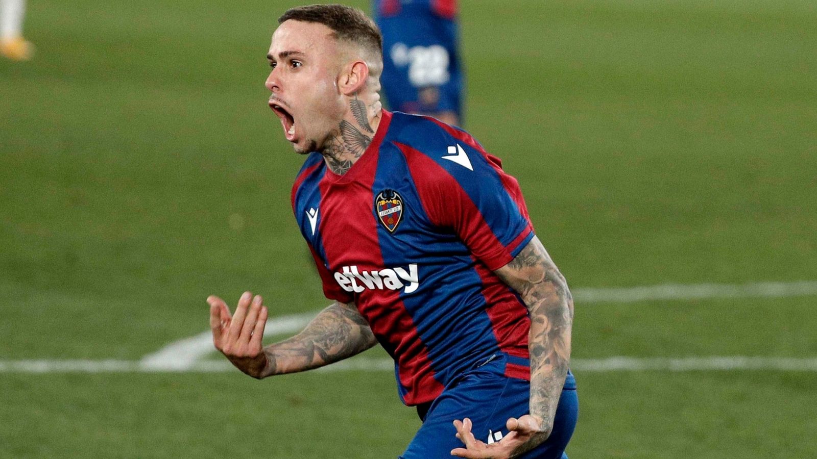 El davanter del Llevant, Roger Martí, celebra el gol de l'empat