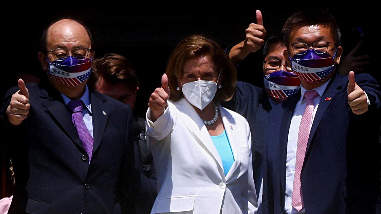 Pelosi, juntament als representants del parlament taiwanés, durant el viatge motiu de la controvèrsia internacional