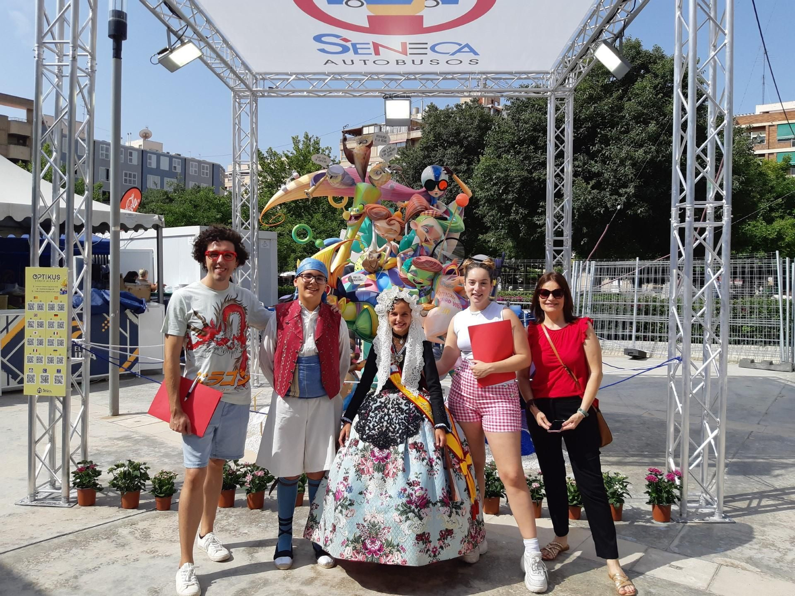 Jurat dels premis de La Colla amb el president i la bellesa de la foguera infantil de Sèneca-Autobusos