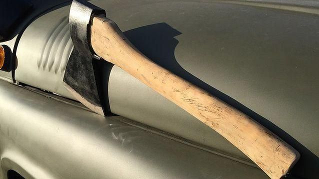 Imatge d'arxiu d'una destral en un vehicle Imatge d'arxiu d'una destral en un vehicle