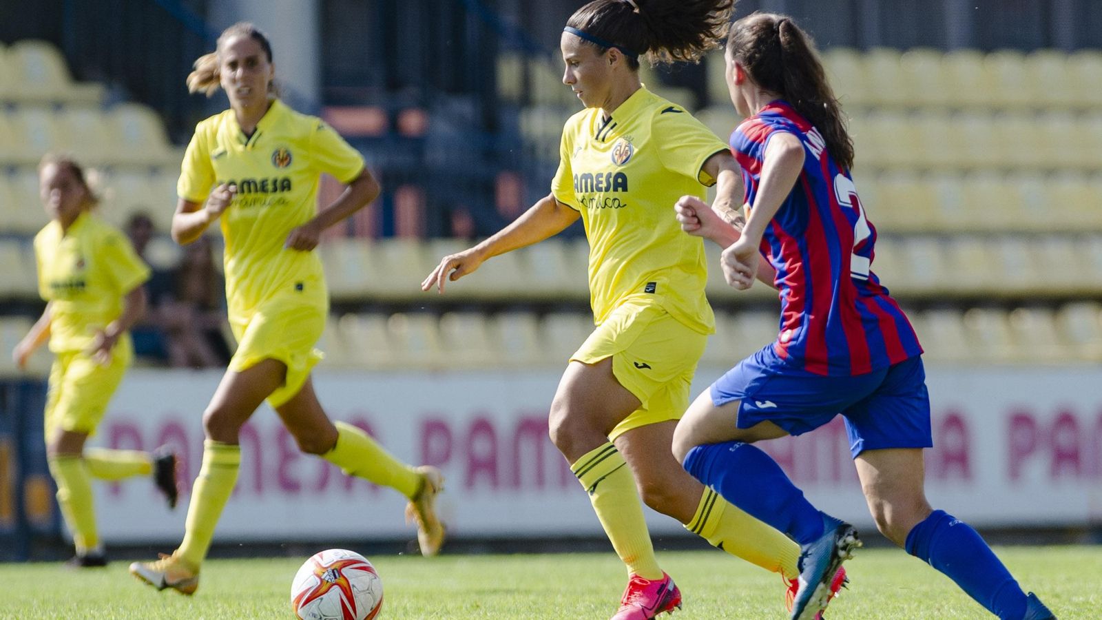 Una jugadora del Vila-real avança amb el baló