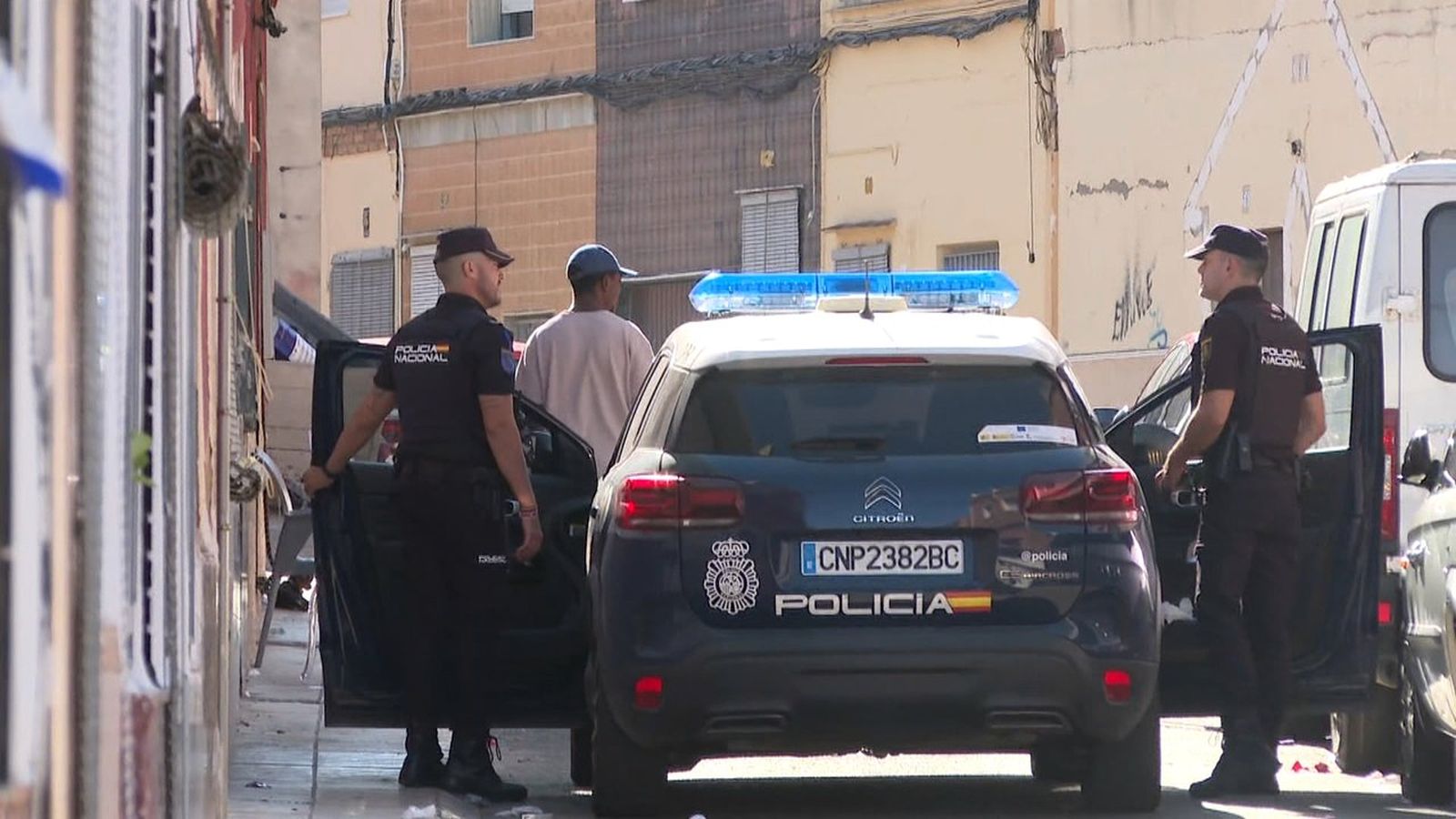 La Policia Nacional acudix al lloc dels fets al barri de l'Alquerieta, a Alzira /