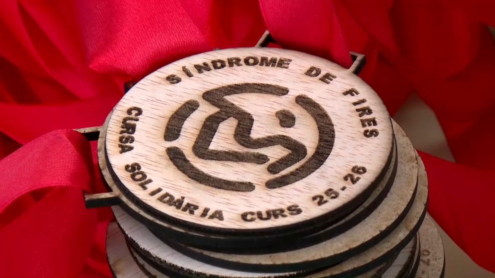 Imatge de les medalles de la carrera solidària