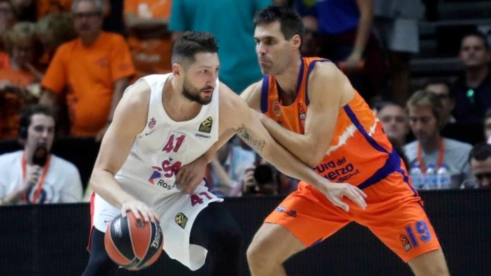 San Emeterio en una jugada amb Nikita Kurbanov.