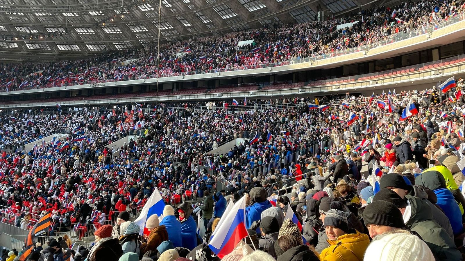 Milers de russos omplin l'estadi a Moscou