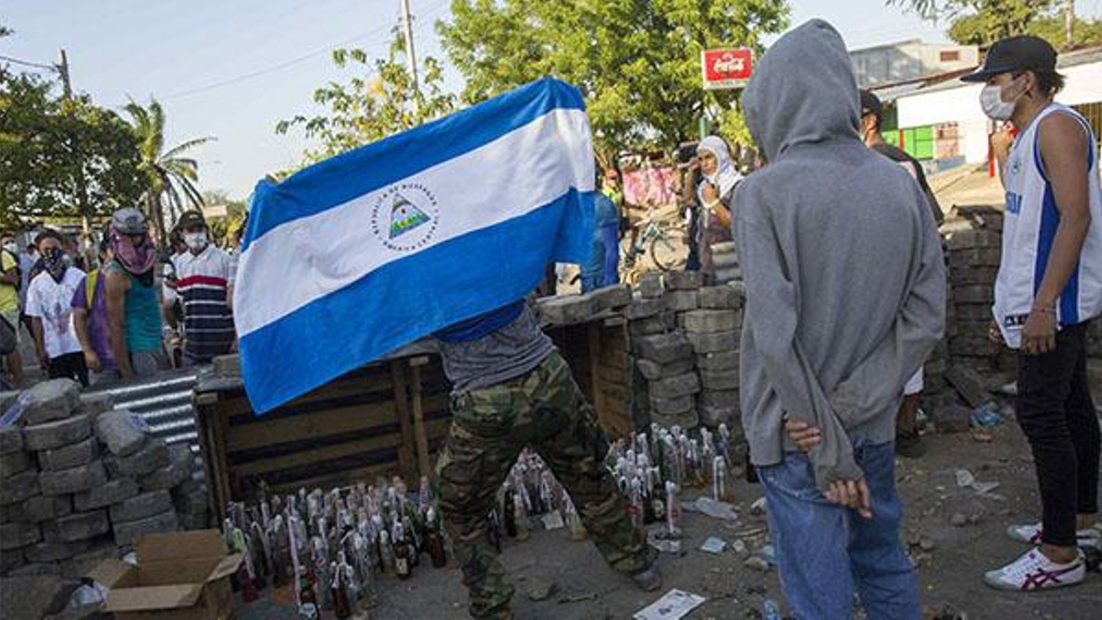 Un grup de joves protesta a Managua (EFE)