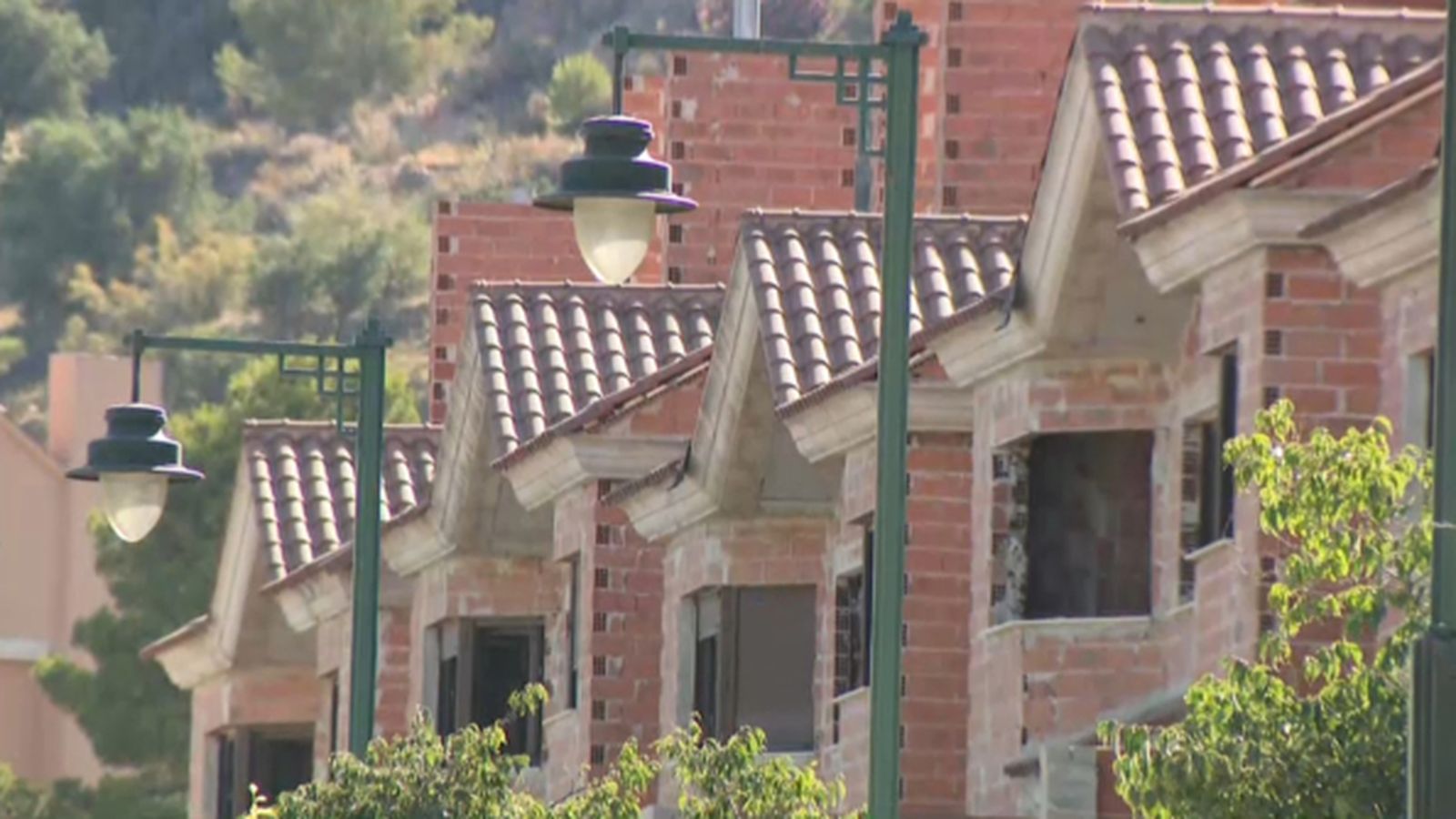 Una imatge de la urbanització fallida de Serelles, als peus de la Serra de Mariola, Alcoi.