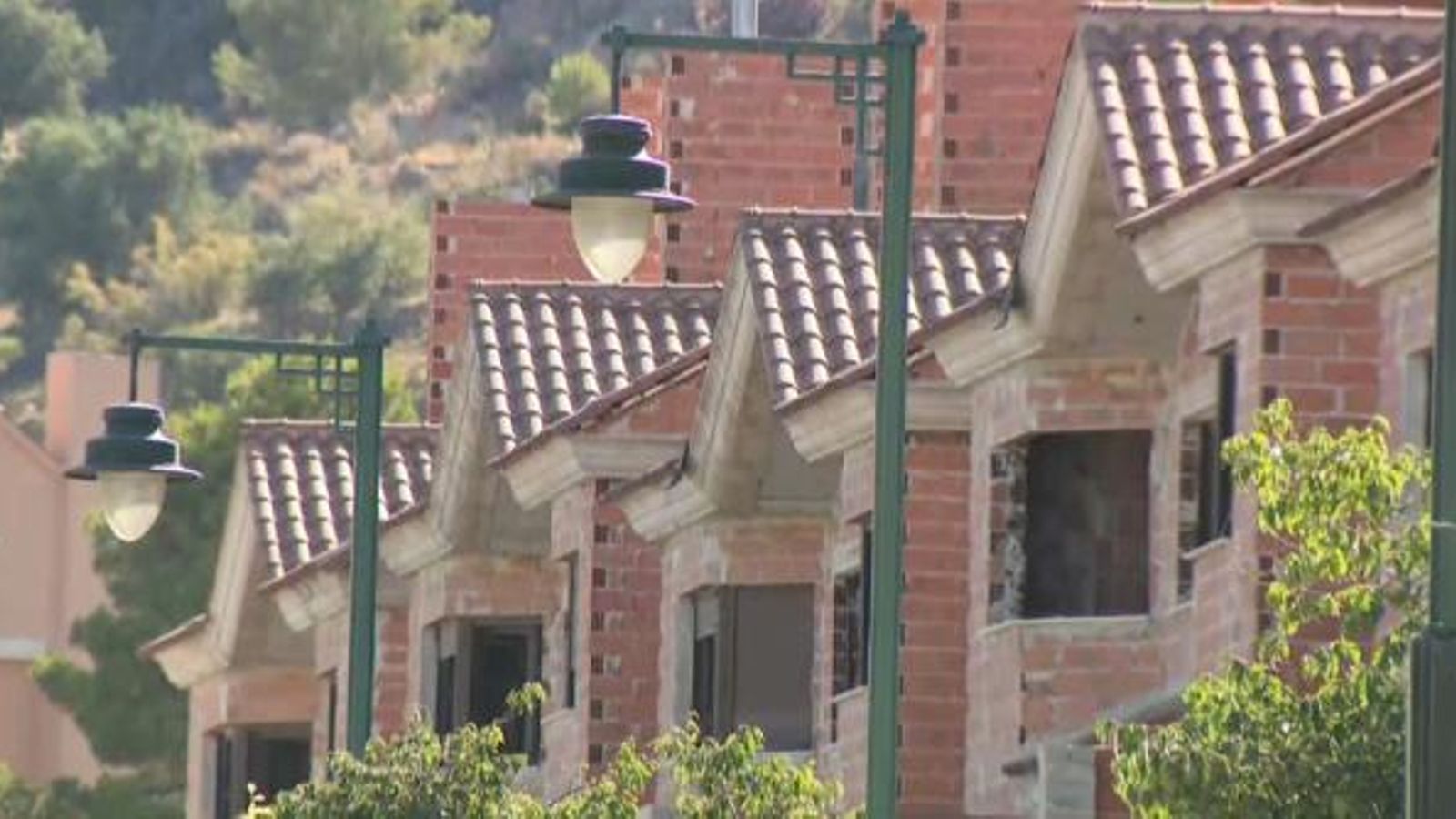 Una imatge de la urbanització fallida de Serelles, als peus de la Serra de Mariola, Alcoi.