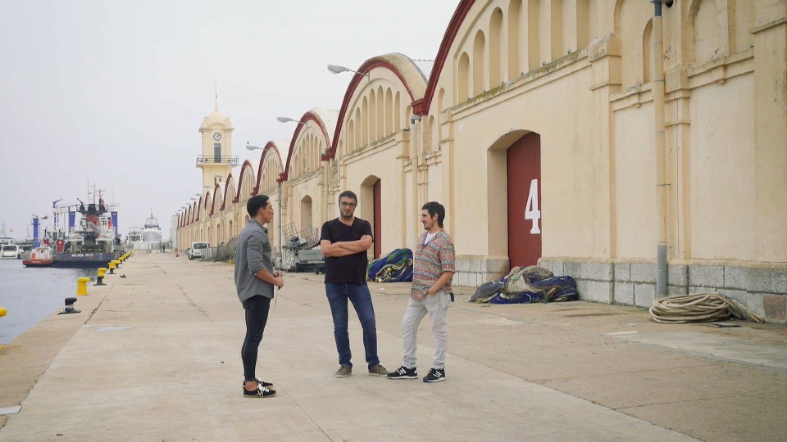 Panxo i Marcos Úbeda davant de la nau on va rodar el videoclip de "La Grauera" al Grau de Gandia