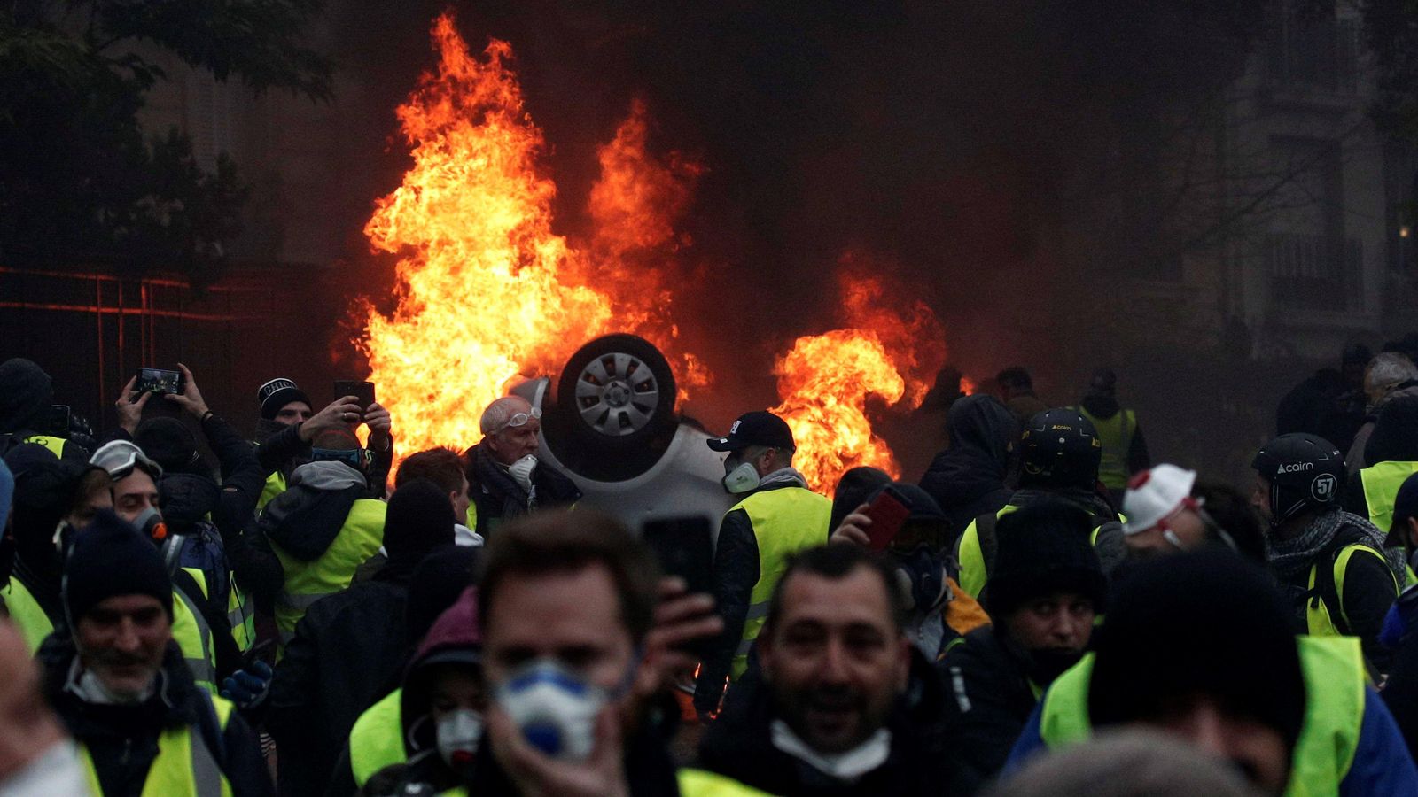 Manifestants amb jupetins grocs s'enfronten a la policia prop de l'Arc de Triomf de París, el passat 1 de desembre de 2018