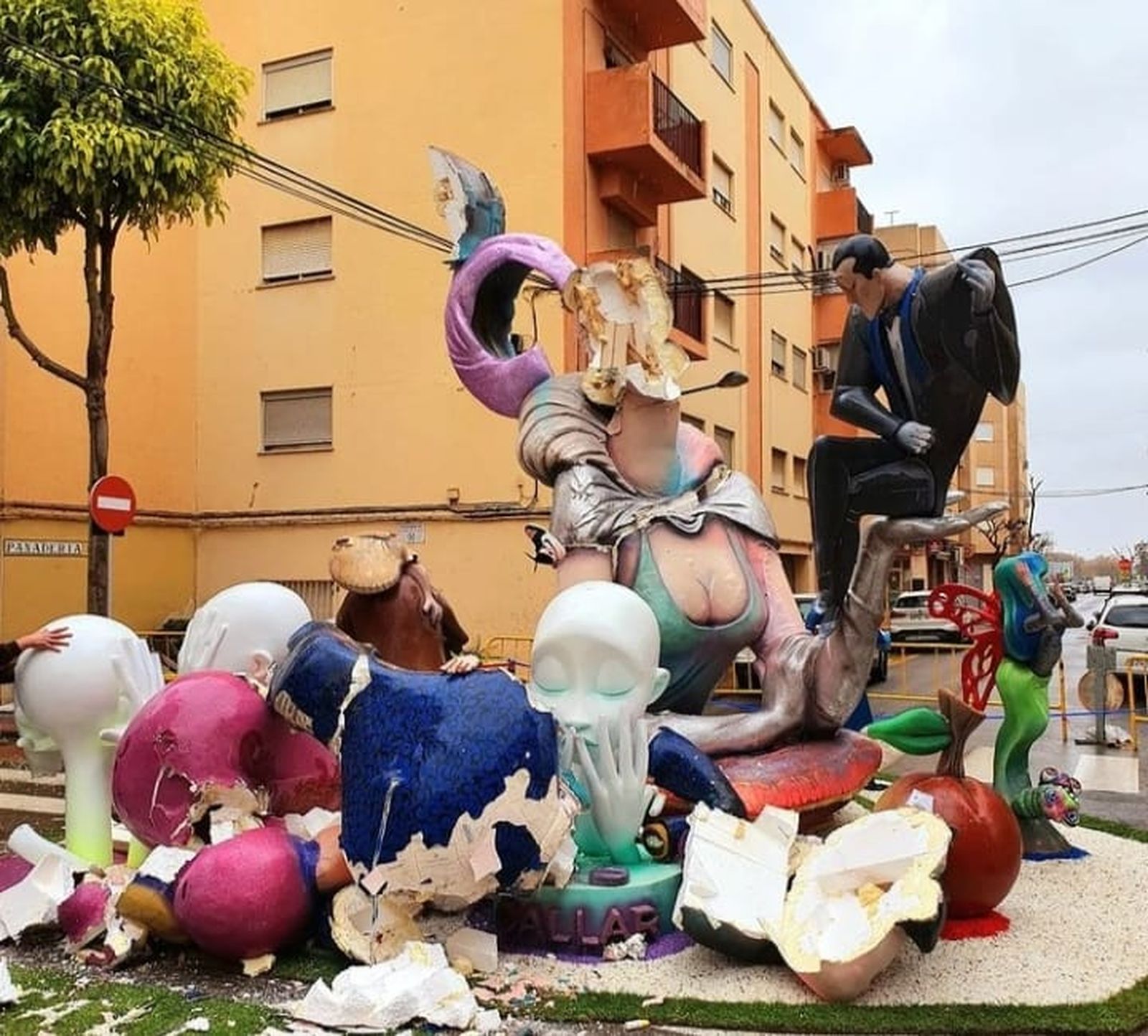 Imatge del monument de la comissió La Florida d'Albal, caigut en terra per les pluges