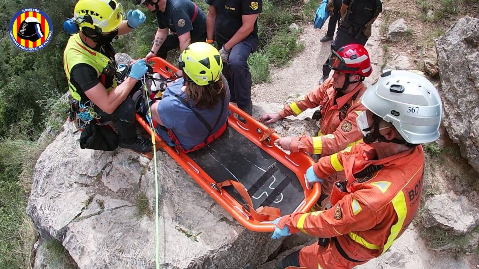 Moment del rescat d'una persona lesionada mentre feia una ruta a Xulilla