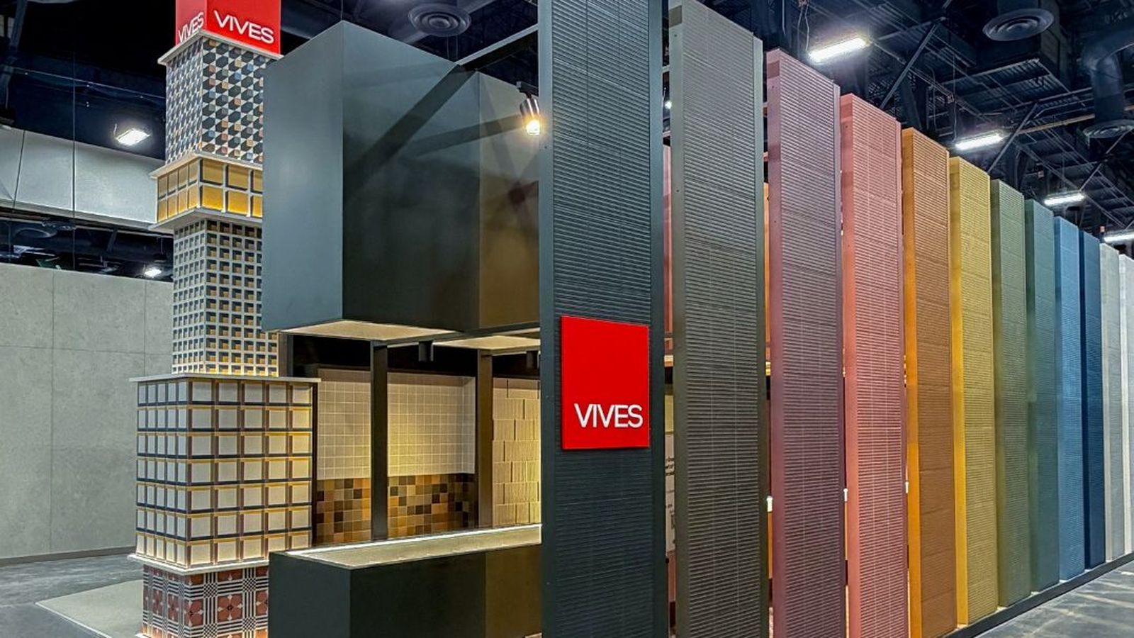 Estand premiat a la fira Covering de las Vegas, de l'empresa Vives, dissenyat per l'Estudio L'oM