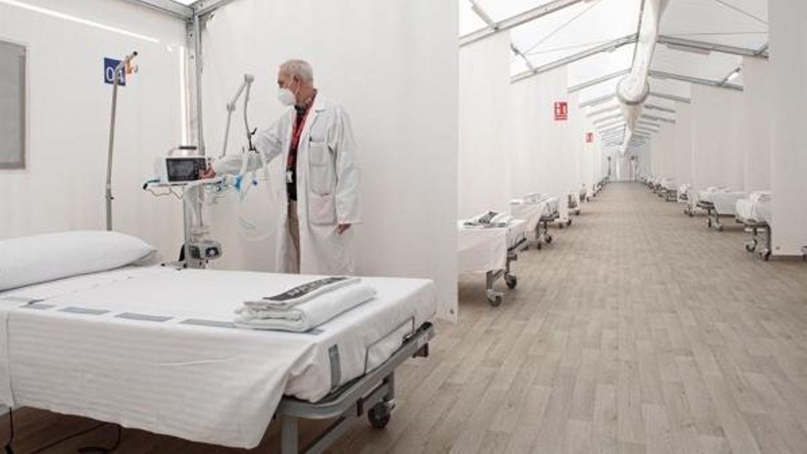 Un sanitari encén un respirador a l'hospital de campanya de La Fe de València