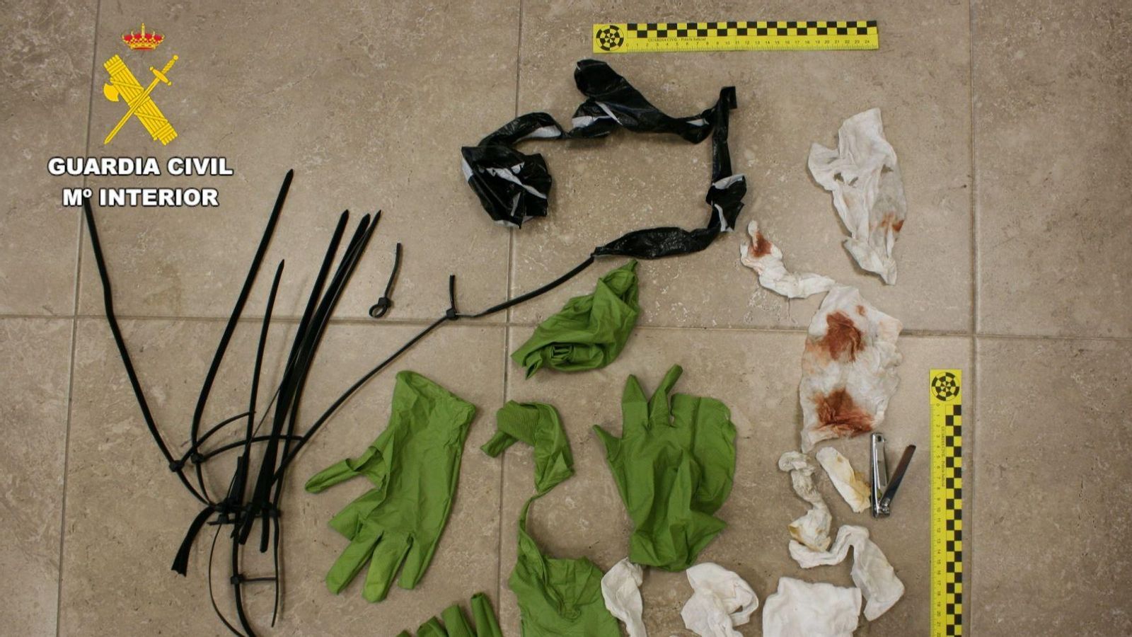Brides, guants i restes de sang de les tortures