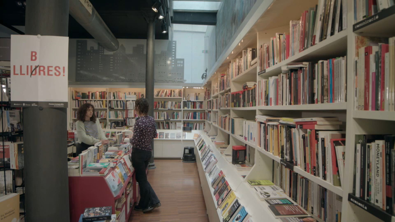 Irene Rodrigo amb Núria Cadenes, una de les propietàries de la llibreria Fan set, nom que va adquirir la llibreria Tres i Quatre en 2016