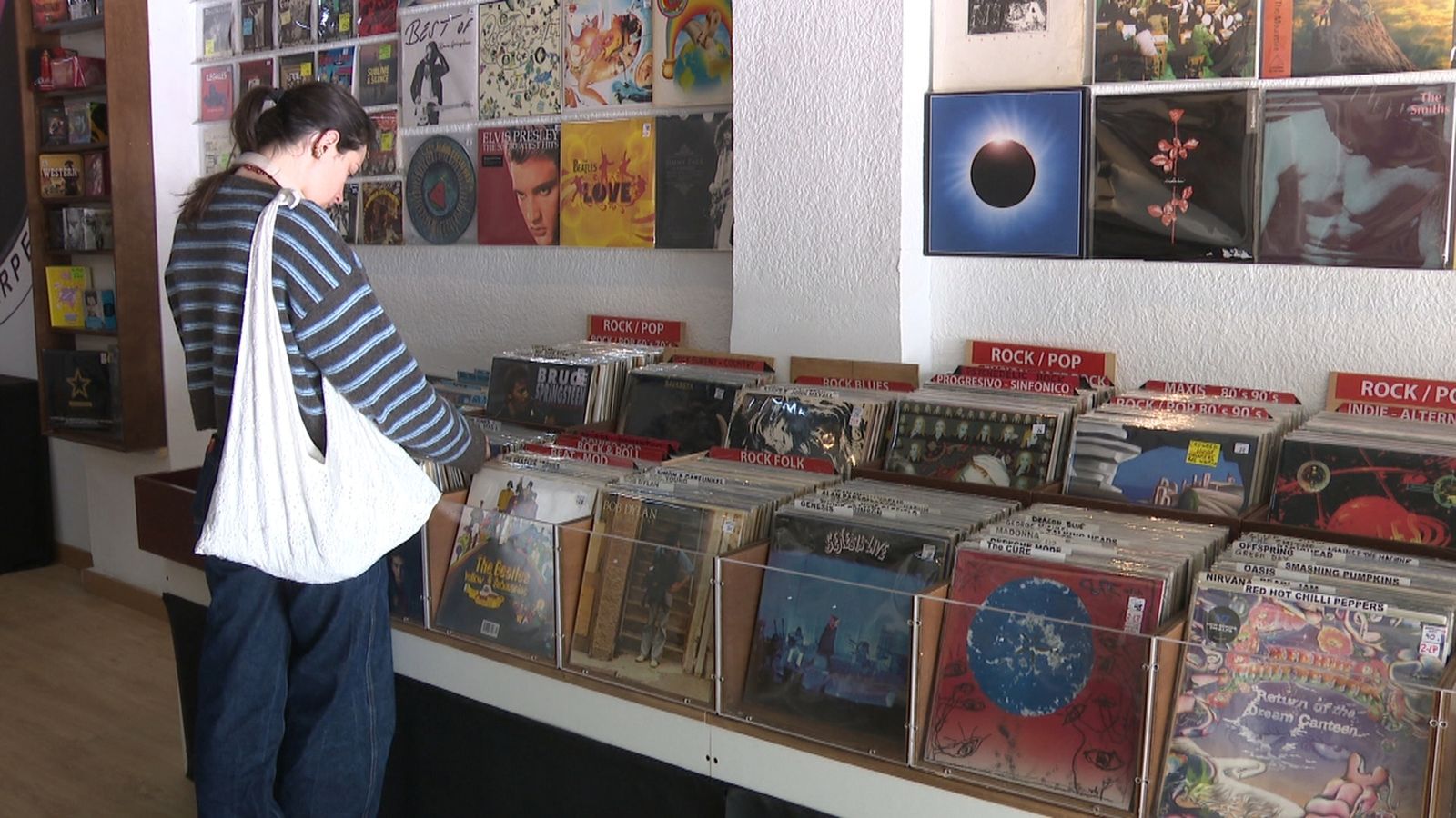 Una clienta en la tenda de vinils Discos Arpegio de Castelló de la Plana