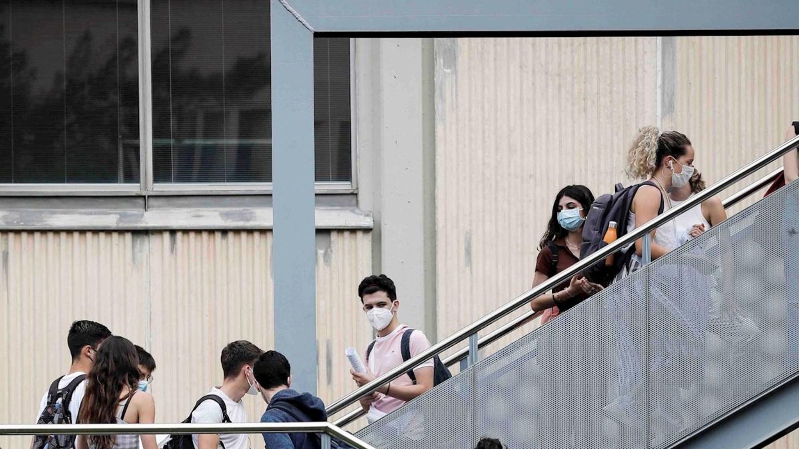 Alumnat accedint a les proves de la convocatòria 2021 a València