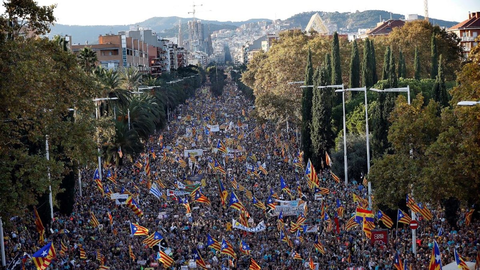 Milers de persones es concentren al carrer Marina de Barcelona per a participar en la manifestació convocada per a protestar contra la sentència del 'procés'