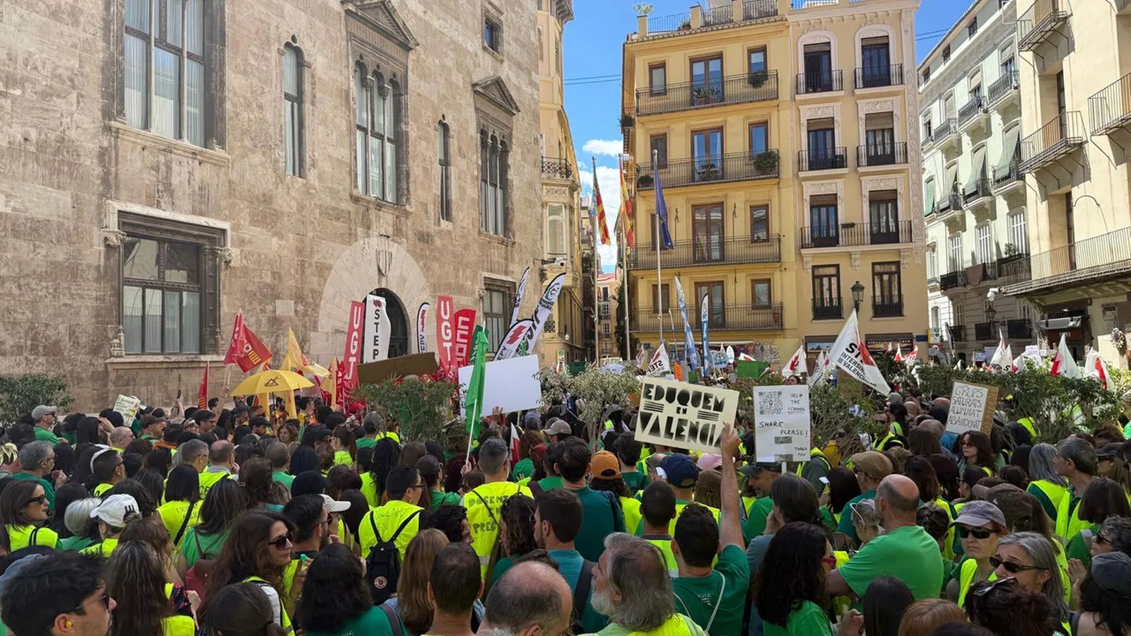 Manifestació del professorat a la porta del Palau de la Generalitat