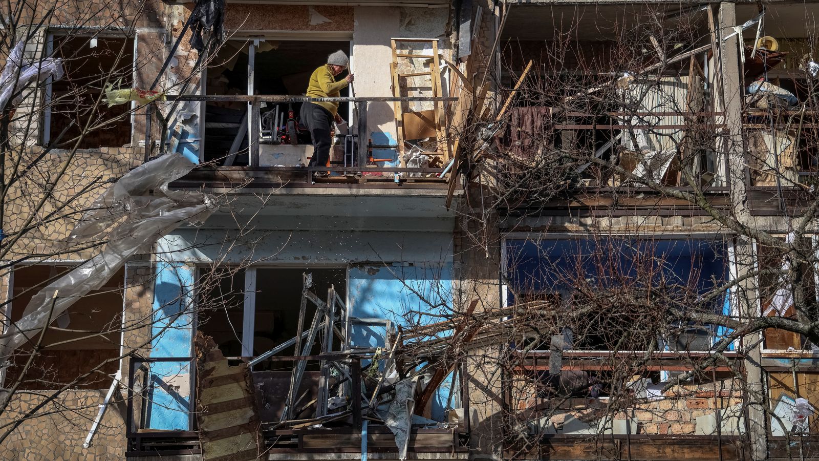 Una dona neteja el seu apartament en un edifici danyat pels atacs russos en Kurakhove, regió de Donetsk, Ucraïna
