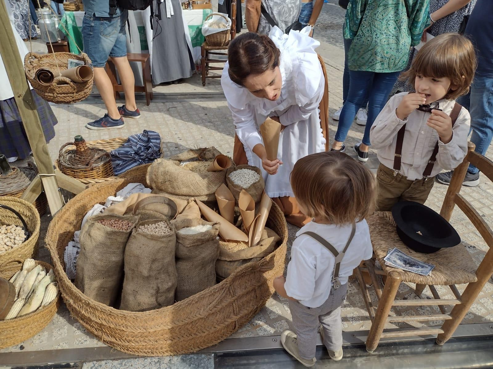 Grans i menut gaudeixen de la Fira Modernista d'Alcoi