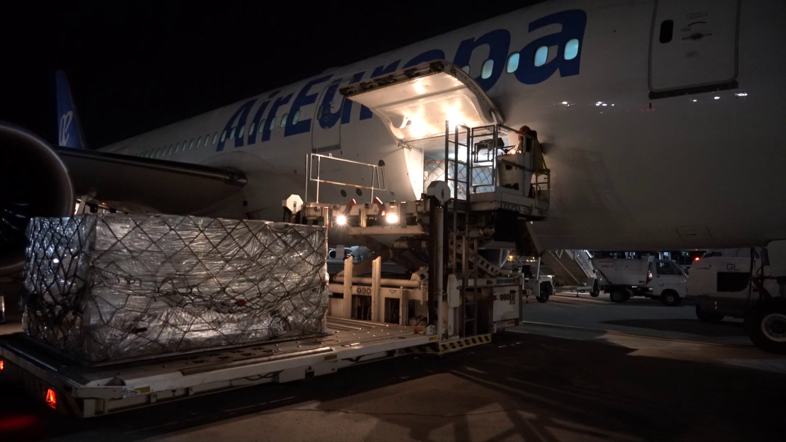 Descàrrega del material de protecció a l'aeroport Madrid Barajas