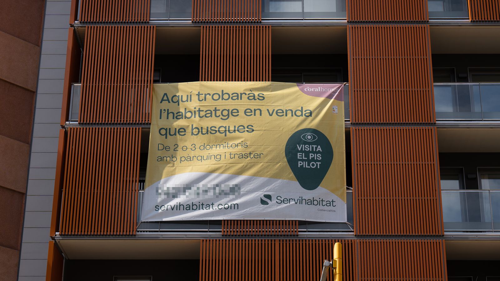 Cartell anunciant una promoció de vivendes