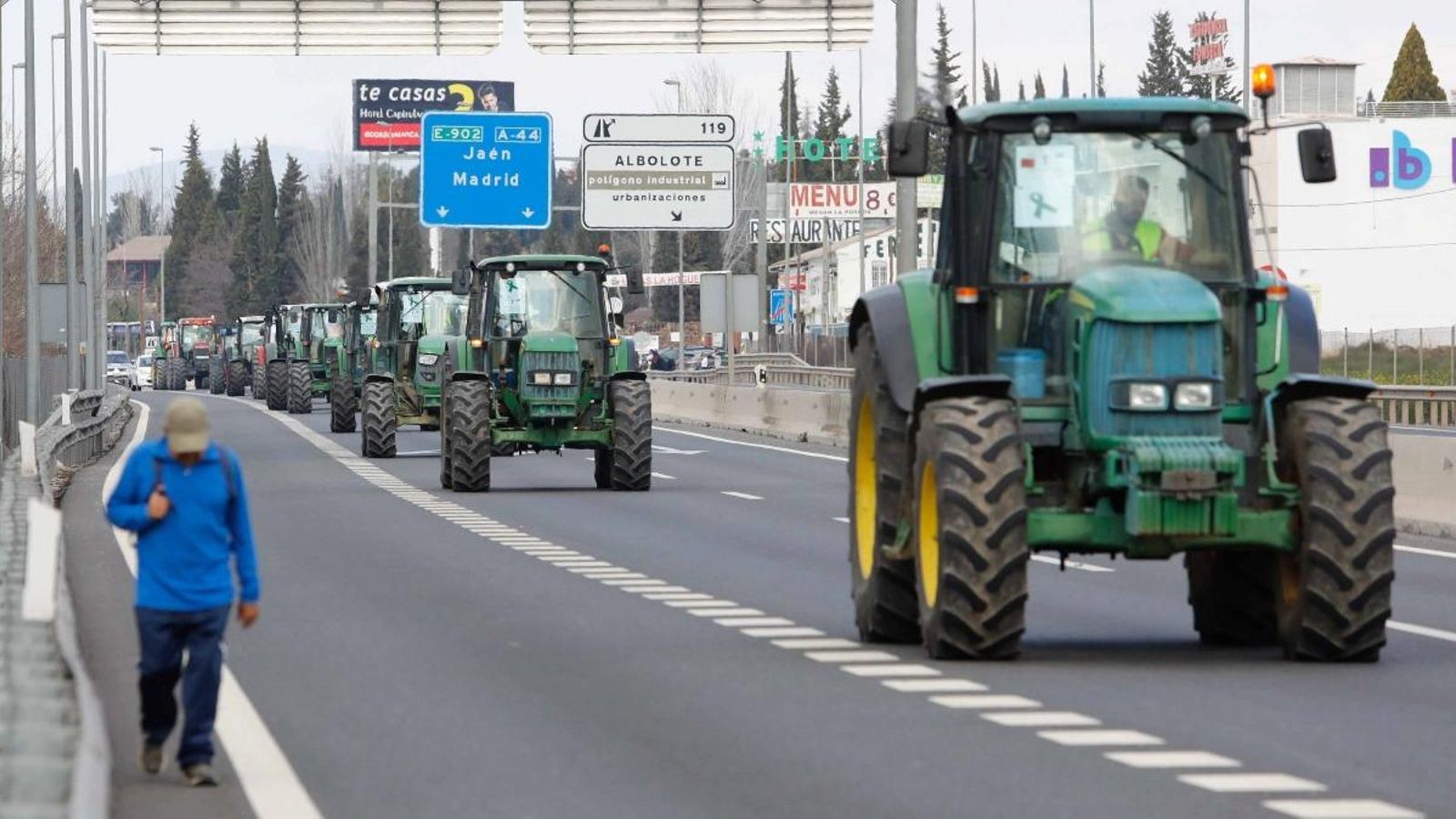 Manifestació d'agricultors amb tractors a Granada