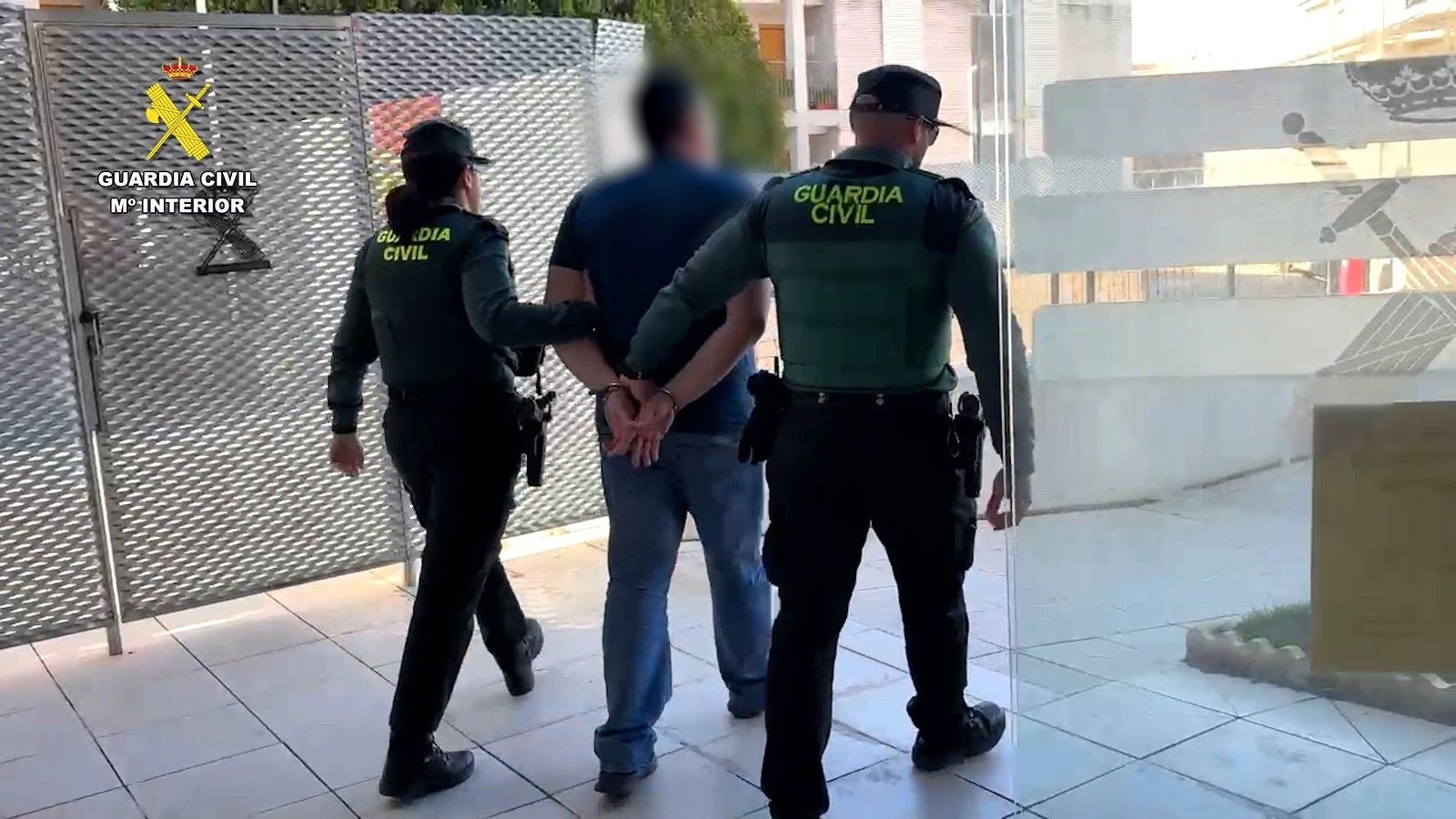 Agents de la Guàrdia Civil acompanyen el detingut