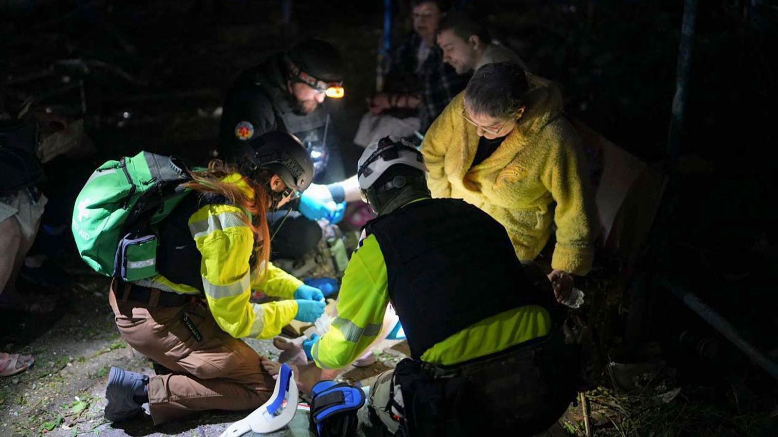 Rescatistes ucraïnesos ajuden a la població en el lloc on drons russos ha atacat un edifici residencial a Zaporíjia