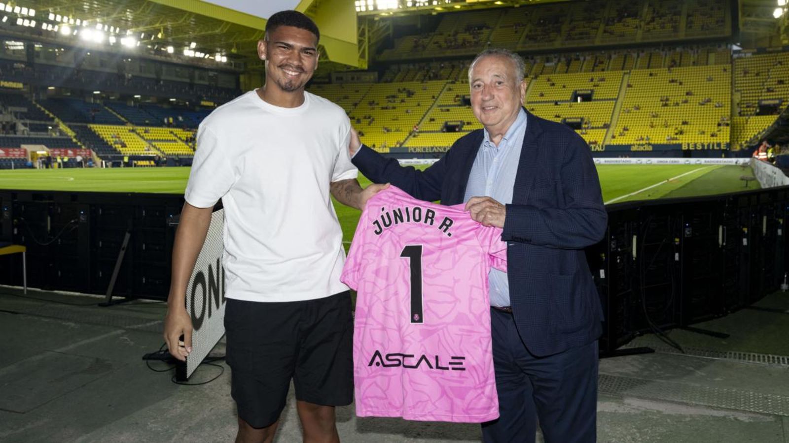 Luiz Junior, amb la nova camiseta, juntament amb Fernando Roig Luiz Junior, amb la seua nova camiseta, juntament amb Fernando Roig