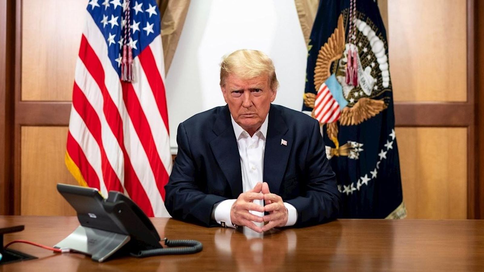 Trump, en una imatge difosa aquest diumenge des de l'hospital en què està ingressat