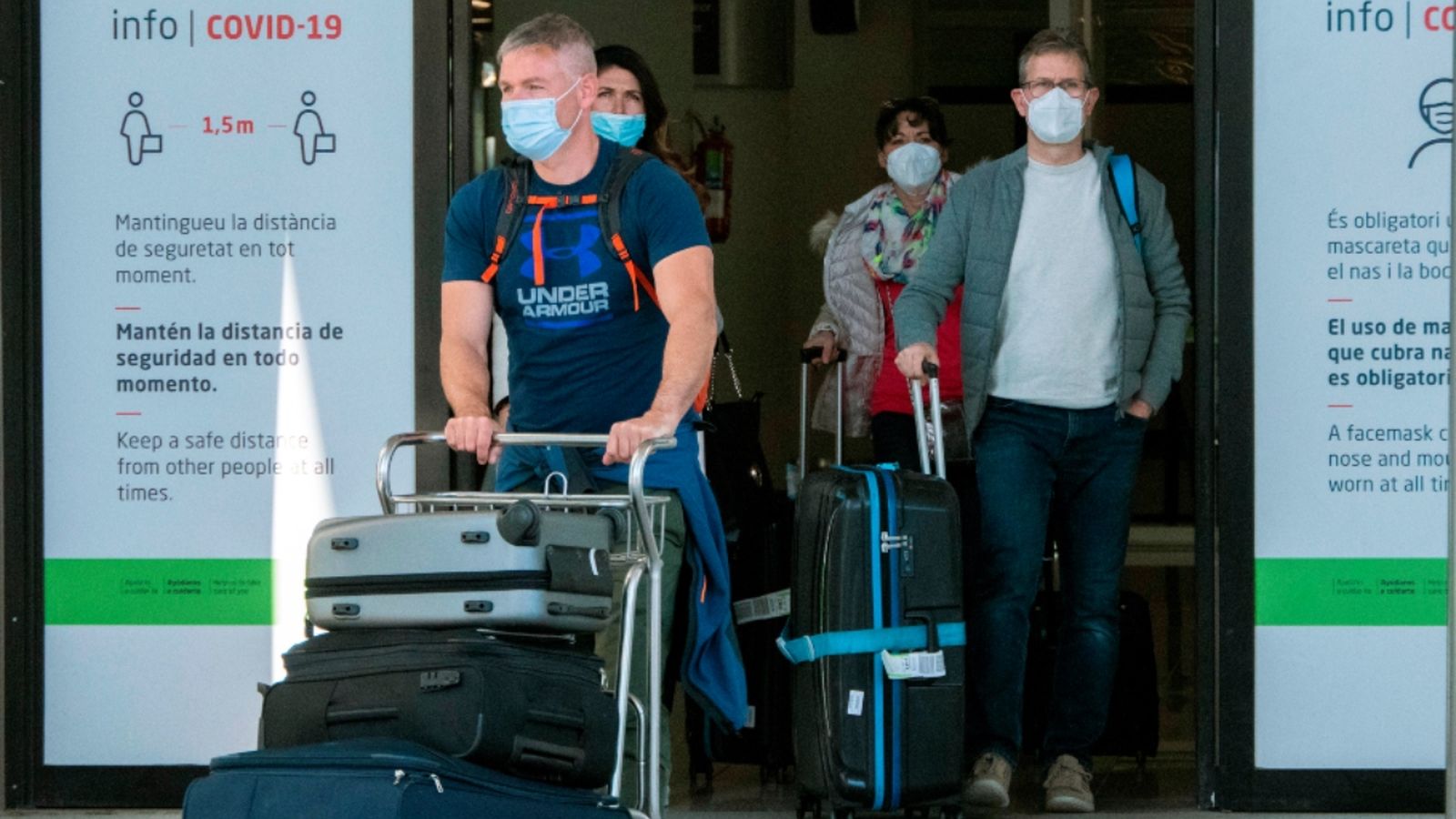 Passatgers a la seua arribada aquest diumenge a l'aeroport de Palma. / Cati Cladera (Efe)
