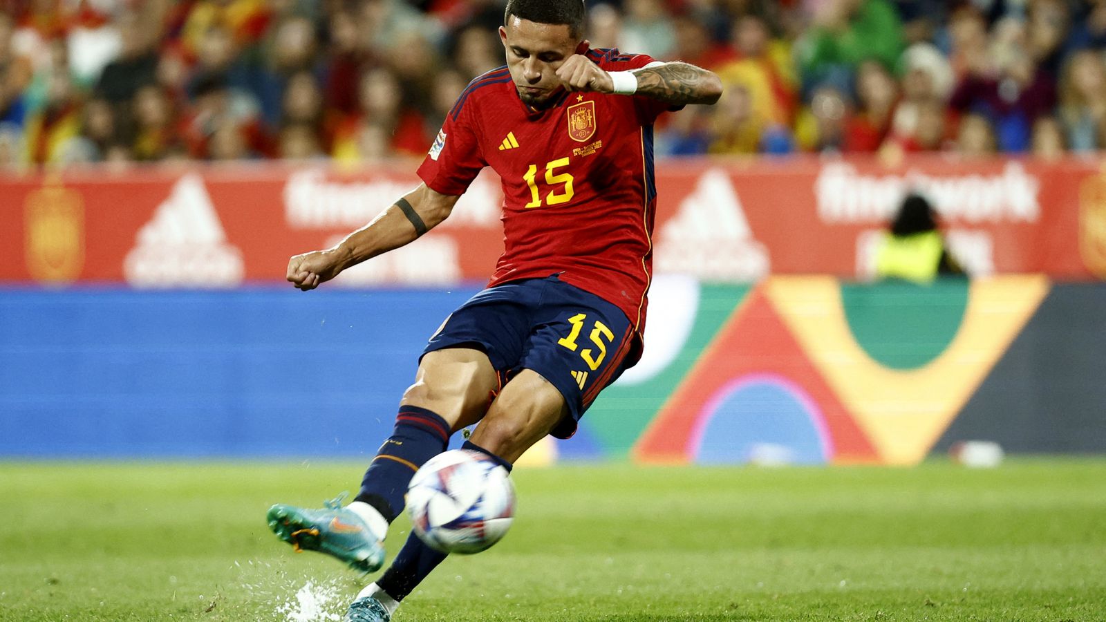 El groguet Yéremi Pino executa un llançament de falta