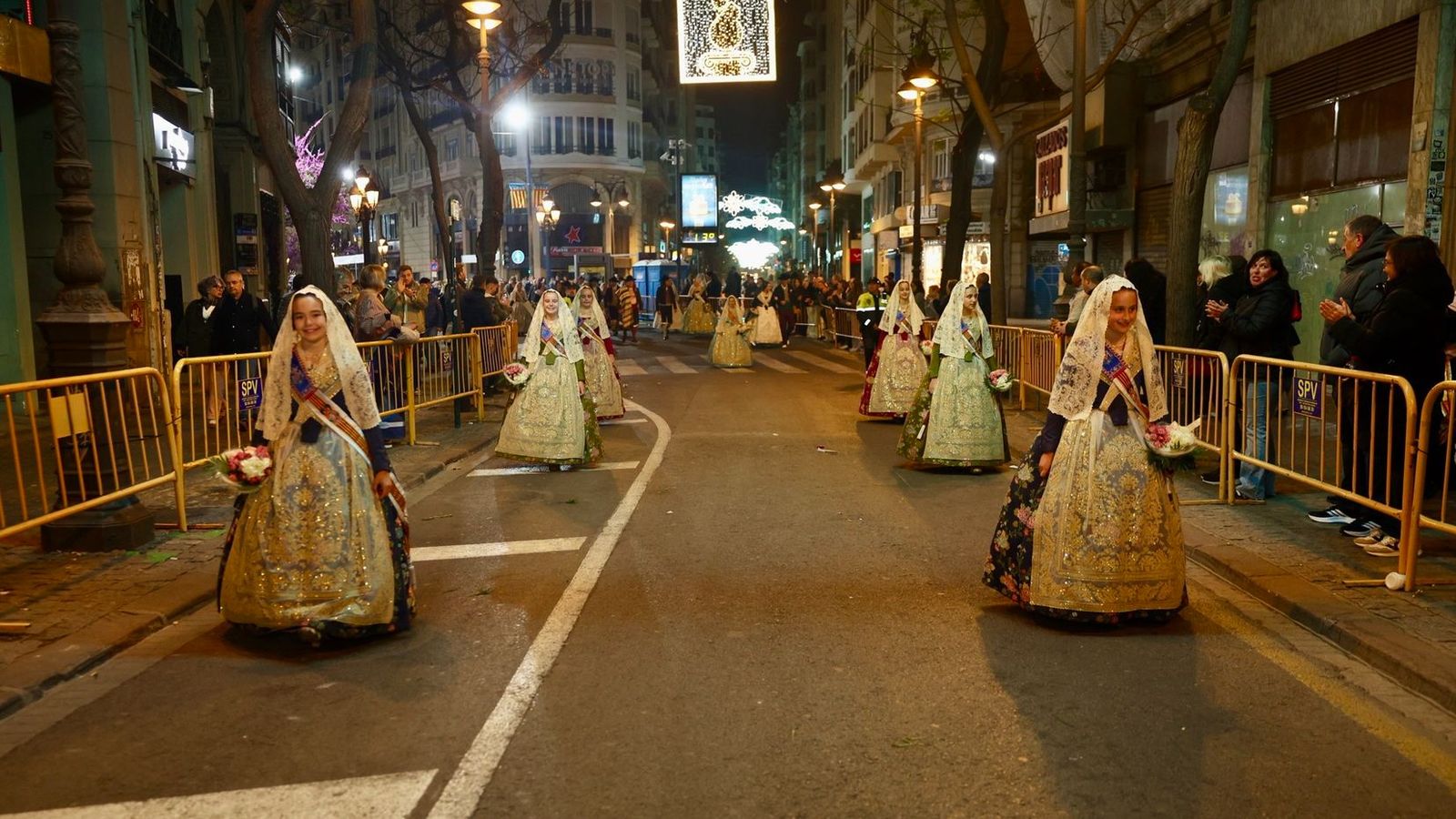 La fallera major infantil de València i la seua cort d'honor pel carrer sant Vicent