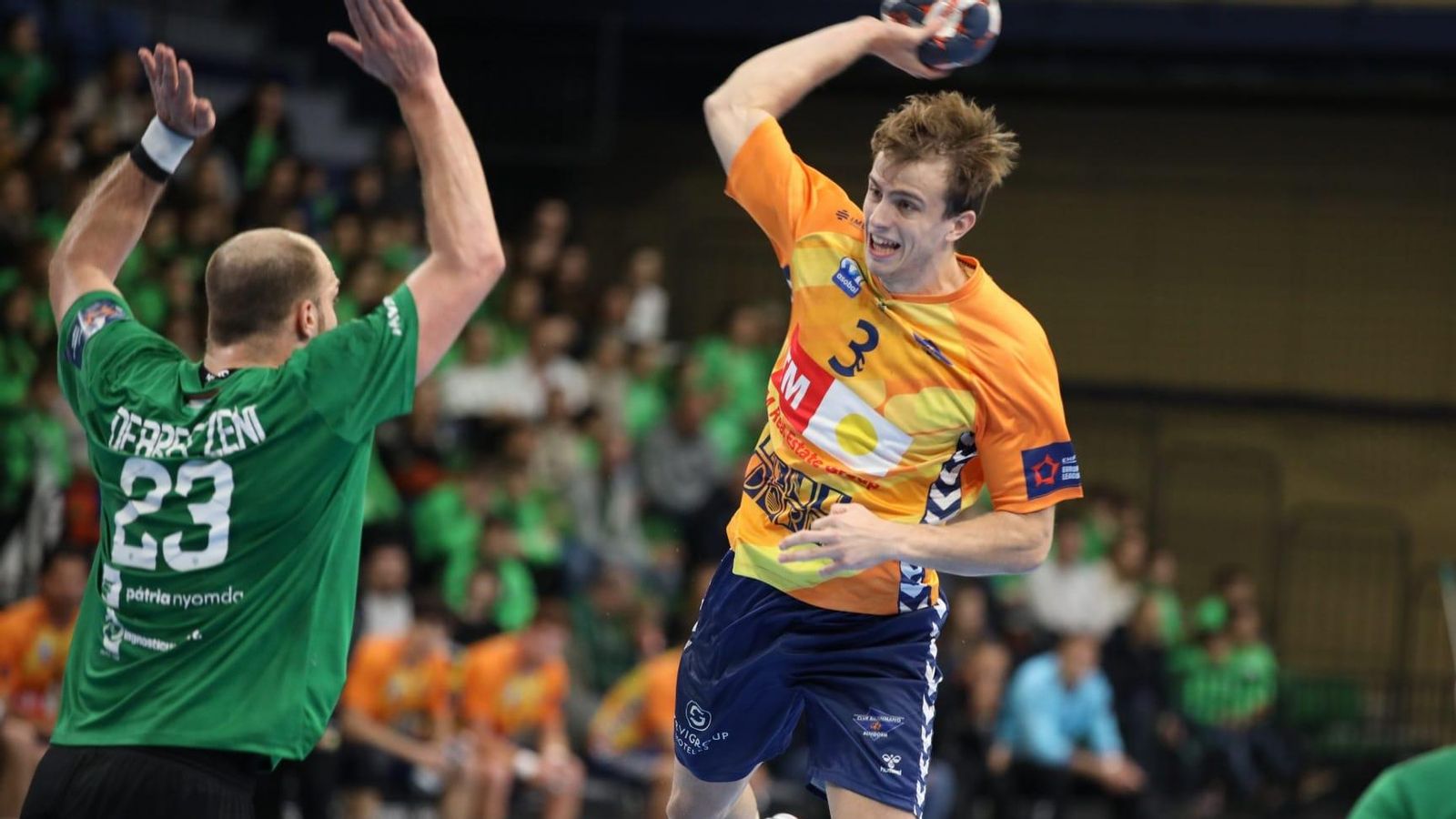 Santi Barceló fa un llançament a porteria