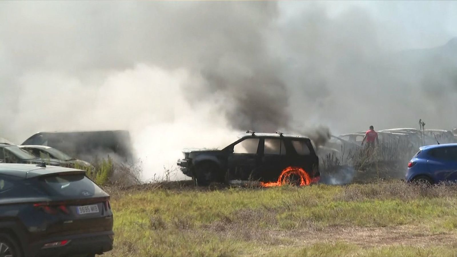 El vehicle incendiat prop de la urbanització Peñismar / À Punt NTC