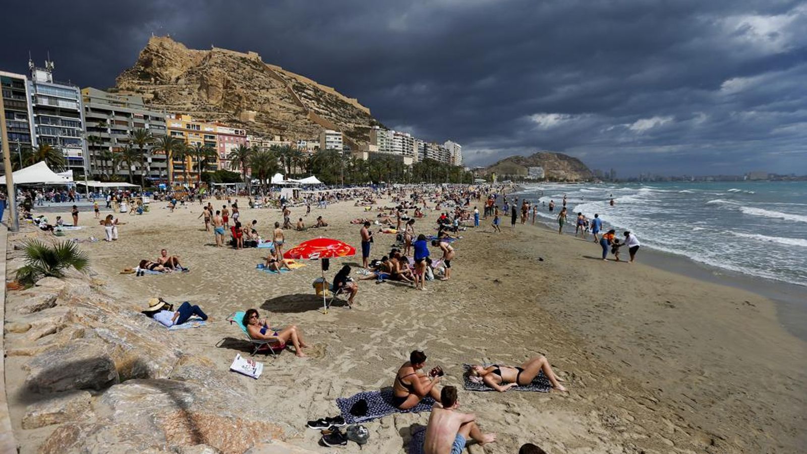 El turistes desafien l'amenaça de pluges a la platja del Postiguet d'Alacant El turistes desafien l'amenaça de pluges a la platja del Postiguet d'Alacant