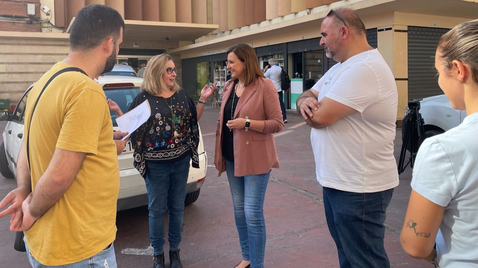 La síndica María José Catalá conversa amb el veïnat de les immediacions del Mercat de Russafa aquest dimarts