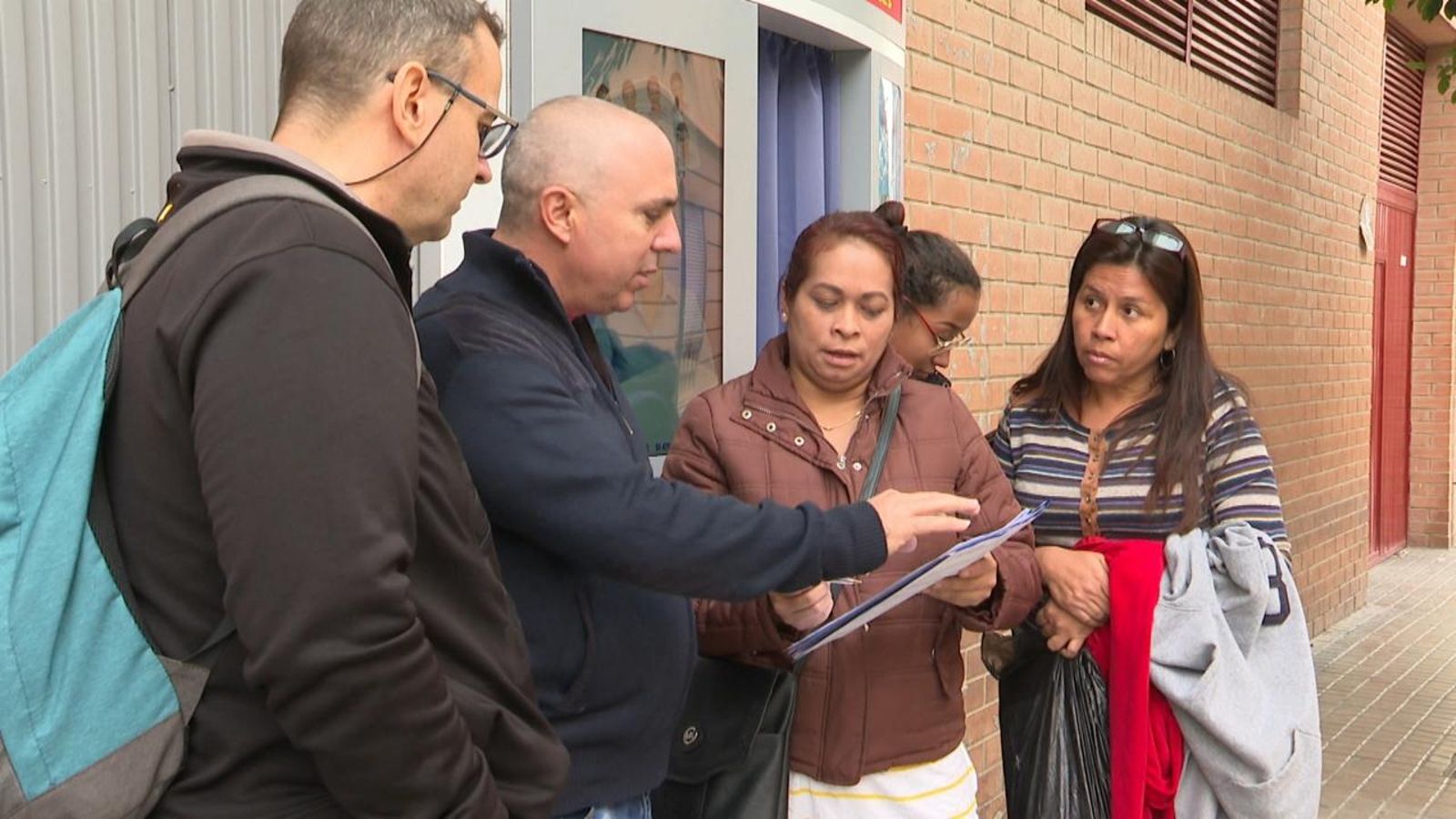 Un grup de persones demana ajuda per a gestionar la documentació